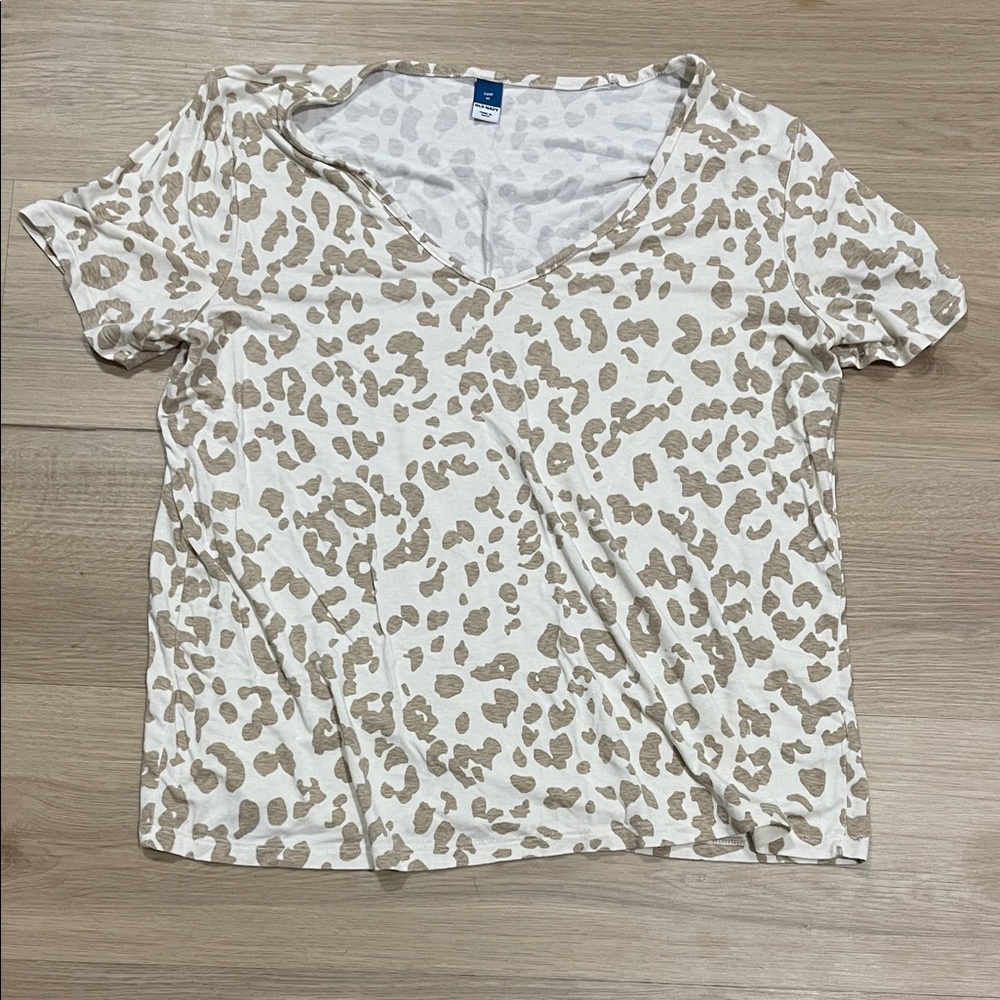 Old Navy Cream and Tan Leopard Print V-Neck Tee